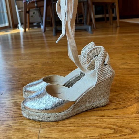 Soludos. Tall Wedge Gold Espadrilles. Size 7. - Picture 2 of 3